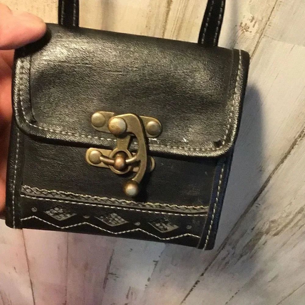 vintage latch lock, Crossbody purse - Picture 2 of 6
